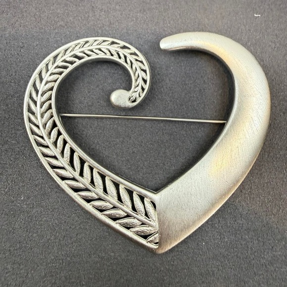 Jewelry - JJ Vintage Heart Leaf Brooch Pin Silver Tone Open Scroll Design